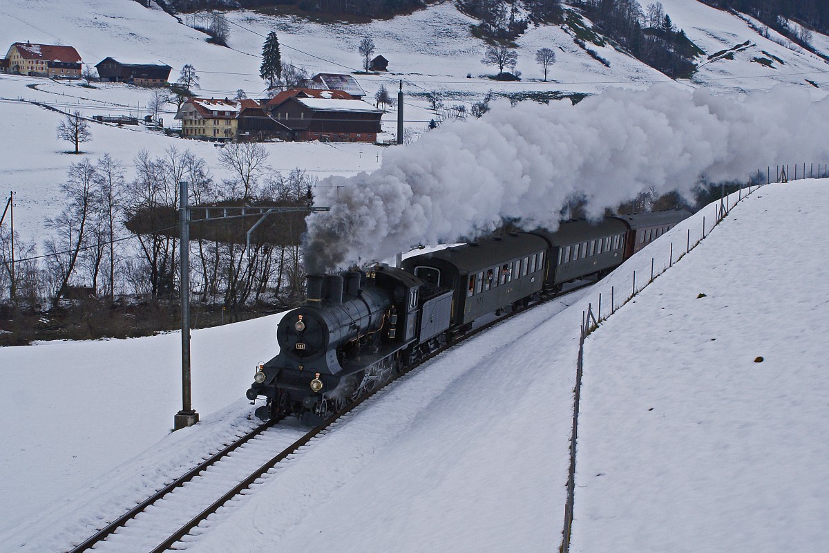 SBB HISTORIC: Mit VOLLDAMPF rund um den Napf. Die A 3/5 705 auf voller Fahrt im Luzerner Hinterland bei Entlebuch am 6. Dezember 2009.
Foto: Walter Ruetsch