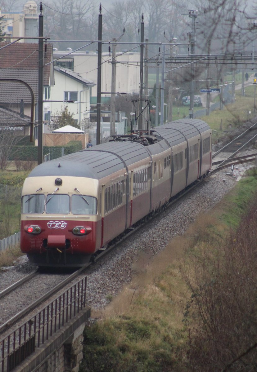 SBB Historic RAe TEE II 1053 am Freitag, 17. November 2017 auf der Fahrt von Olten via Koblenz zum Stadler-Werk Bussnang, durchfährt nun in weningen hundert Metern den Bahnhof Embrach-Rorbas.