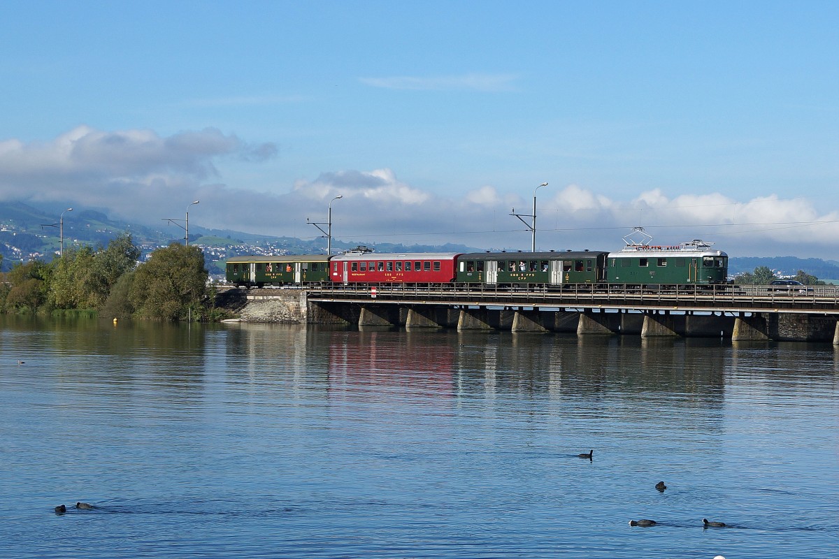 SBB Historic: Re 4/4 l 10044 mit einem Sonderzug bei Rapperswil am 21. September 2013.
Foto: Walter Ruetsch