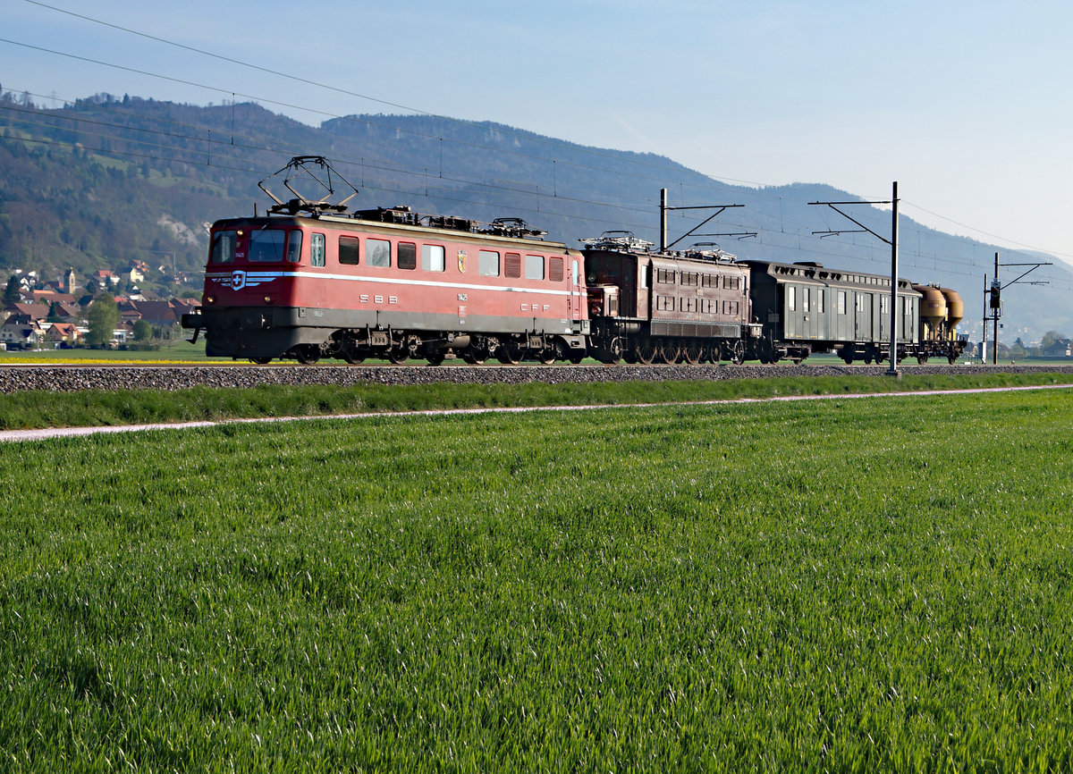 SBB Historic: Rollmaterialüberfuhr Olten-St. Maurice vom 12. April 2017 mit Ae 6/6 11425, Ae 3/6 I 10700, Z4i 961, Ucs 276 bei Oberbuchsiten.
Foto: Walter Ruetsch