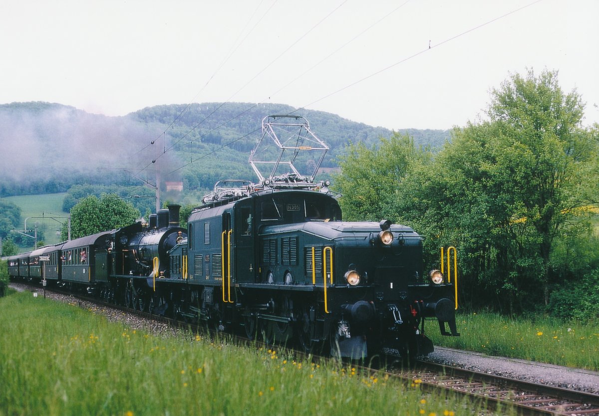 SBB HISTORIC: Rundfahrt mit dem «Krokodil»
Nach über zwei Jahren fand am 17. Februar 2018 die erste Fahrt mit dem legendären «Krokodil» Ce 6/8 lll 14305 statt. 
Die Rundfahrt führte von Olten über den Hauenstein via Basel, Delémont, Tavannes, Biel nach Solothurn und zurück nach Olten.
Genau gleich wie anlässlich der Sonderfahrt über den Hauenstein vom 6. Mai 2000 gab es leider auch heute viel Regen.
Ce 6/8 III 14305 + A 3/5 705 bei Thürnen am 6. Mai 2000.
Foto: Walter Ruetsch
