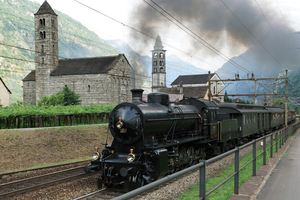 SBB HISTORIC: 
 Schweiz aktuell am Gotthard  - Dampfzug mit der C 5/6 2978 und nostalgischen Wagen auf der Rückfahrt bei Giornico vor der prächtigen Kulisse der beiden Kirchen San Nicola und San Michele am 28. Juli 2016. 
Foto: Walter Ruetsch