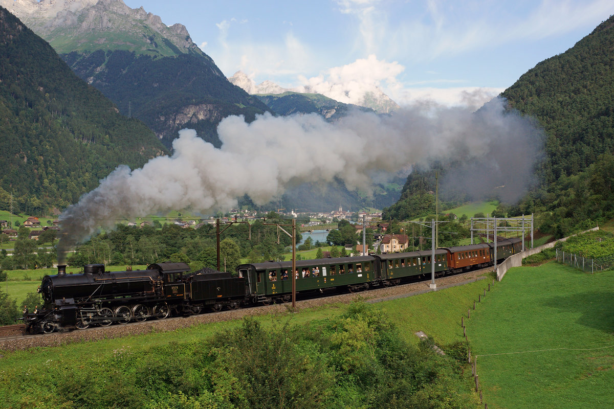 SBB HISTORIC: 
 Schweiz aktuell am Gotthard  - Dampfzug mit der C 5/6 2978 und nostalgischen Wagen oberhalb Erstfeld am 28. Juli 2016. 
Foto: Walter Ruetsch