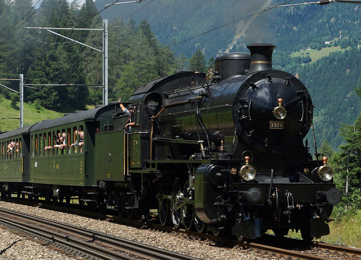 SBB HISTORIC: 
 Schweiz aktuell am Gotthard  - Dampfzug mit der C 5/6 2978 vom 28. Juli 2016 auf der Gotthard-Südrampe. Besondere Beachtung gilt bei dieser auf der Gotthard-Südrampe entstandenen Aufnahme dem  LOKFÜHRERGRUSS  an die vielen Bahnfotografen.
Foto: Walter Ruetsch 