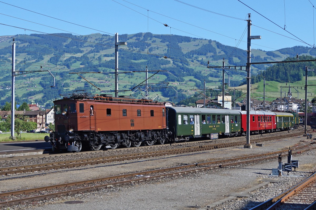 SBB HISTORIC: Sonderzug mit Be 4/7 12504 (1922) und Ae 3/5 10217 (1924) vor der Kulisse des Rossbergs bei Schwyz am 7. Juni 2014.
Foto: Walter Ruetsch