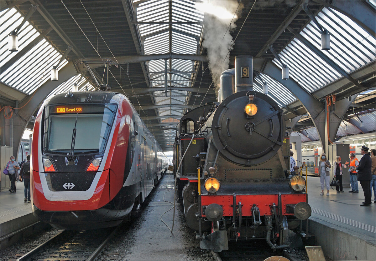 SBB Historic, VEREIN DAMPFGRUPPE ZÜRICH.
Dampf-Loki-Club Herisau.
Begegnung EEINST UND JETZT.
Dampflokspektakel  im Kopfbahnhof Zürich-HB am 12. September 2021 mit Eb 3/5 5819,  B ¾  1367 sowie  Eb 3/5 9, ehemals Bodensee-Toggenburg-Bahn.
Besondere Beachtung gilt den sehr interessanten Wagen.
Foto: Walter Ruetsch