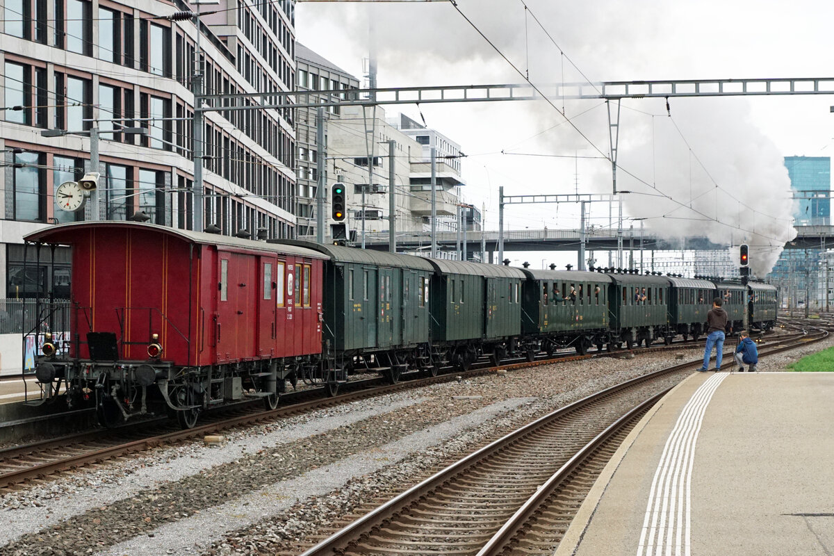 SBB Historic, VEREIN DAMPFGRUPPE ZÜRICH.
Dampf-Loki-Club Herisau.
Dampflokspektakel  im Kopfbahnhof Zürich-HB am 12. September 2021 mit Eb 3/5 5819,  B ¾  1367 sowie  Eb 3/5 9, ehemals Bodensee-Toggenburg-Bahn.
Besondere Beachtung gilt den sehr interessanten Wagen.
Foto: Walter Ruetsch
 