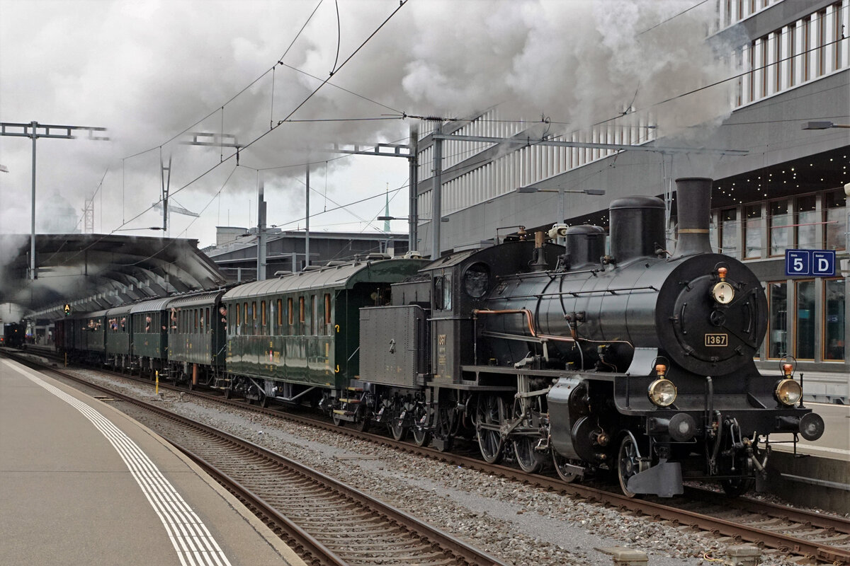 SBB Historic, VEREIN DAMPFGRUPPE ZÜRICH.
Dampf-Loki-Club Herisau.
Dampflokspektakel  im Kopfbahnhof Zürich-HB am 12. September 2021 mit Eb 3/5 5819,  B ¾  1367 sowie  Eb 3/5 9, ehemals Bodensee-Toggenburg-Bahn.
Besondere Beachtung gilt den sehr interessanten Wagen.
Foto: Walter Ruetsch
 