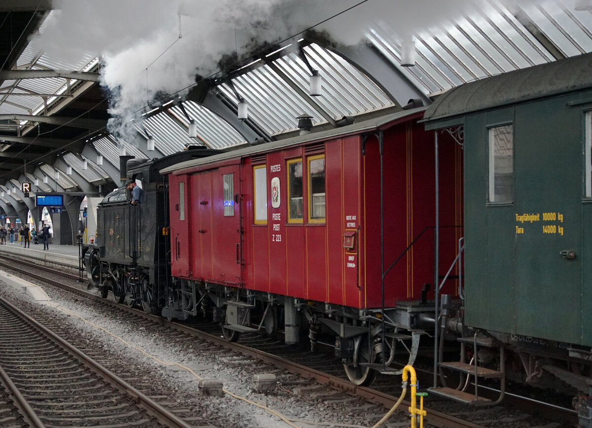 SBB Historic, VEREIN DAMPFGRUPPE ZÜRICH.
Dampf-Loki-Club Herisau.
Dampflokspektakel  im Kopfbahnhof Zürich-HB am 12. September 2021 mit Eb 3/5 5819,  B ¾  1367 sowie  Eb 3/5 9, ehemals Bodensee-Toggenburg-Bahn.
Besondere Beachtung gilt den sehr interessanten Wagen.
Foto: Walter Ruetsch
 