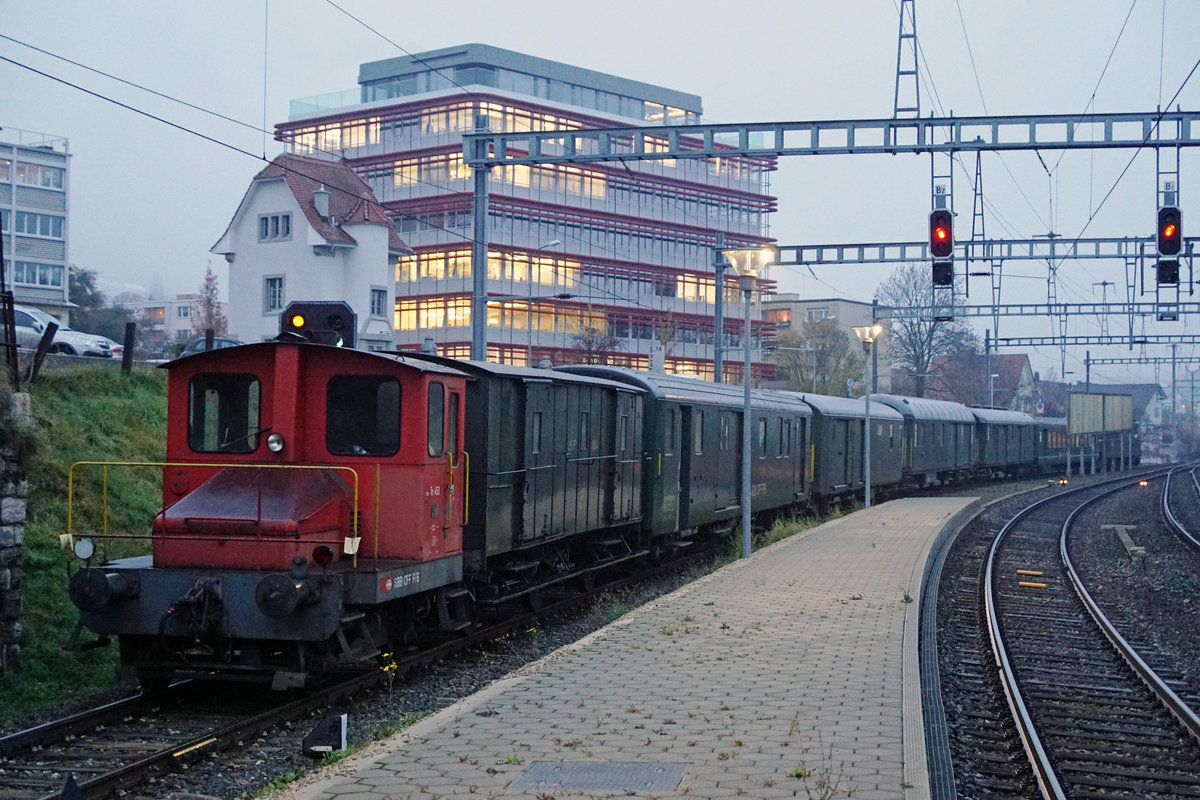 SBB HISTORIC
Am 23. November 2018 brachte die Ae 6/6 11421  GRAUBÜNDEN  historische Wagen sowie den Tm 453 von Vallorbe nach Delémont.
Ausfahrt Grenchen Nord bei nebligem Herbstwetter.
Foto: Walter Ruetsch 