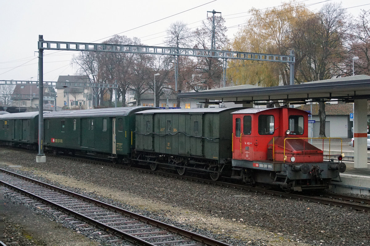 SBB HISTORIC
Am 23. November 2018 brachte die Ae 6/6 11421  GRAUBÜNDEN  historische Wagen sowie den Tm 453 von Vallorbe nach Delémont.
Einfahrt Grenchen Nord bei nebligem Herbstwetter.
Foto: Walter Ruetsch 