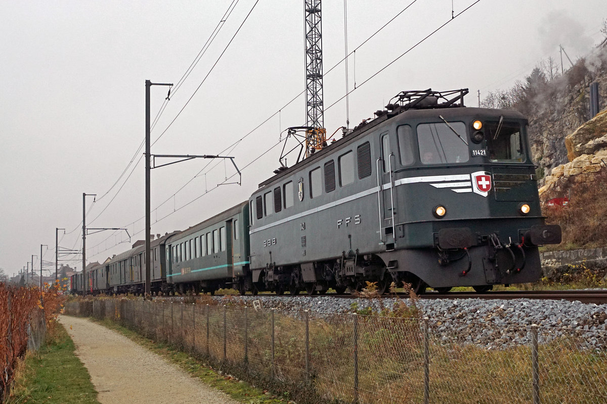 SBB HISTORIC
Am 23. November 2018 brachte die Ae 6/6 11421  GRAUBÜNDEN  historische Wagen sowie den Tm 453 von Vallorbe nach Delémont.
Durchfahrt Ligerz bei nebligem Herbstwetter.
Foto: Walter Ruetsch 