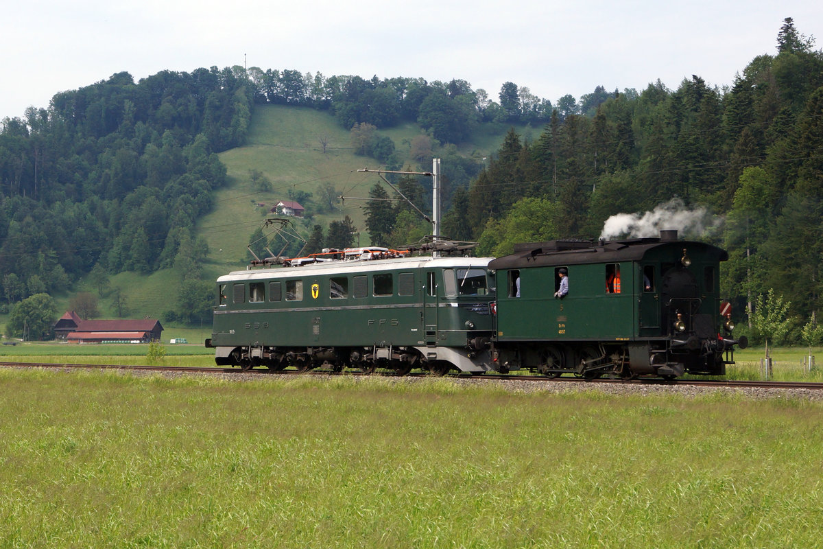 SBB HISTORIC.
PROTOTYP Ae 6/6 11402  URI  mit Ec 3/3 HWB 5 bei Daiwil/LU unterwegs am 23. Mai 2015.
Foto: Walter Ruetsch