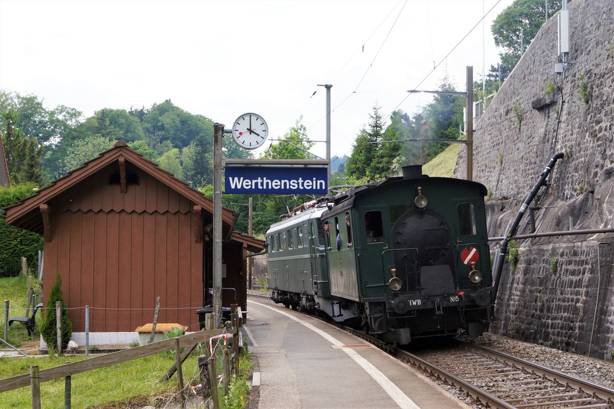SBB HISTORIC.
PROTOTYP Ae 6/6 11402  URI  mit Ec 3/3 HWB 5 bei Werthenstein unterwegs am 23. Mai 2015.
Foto: Walter Ruetsch