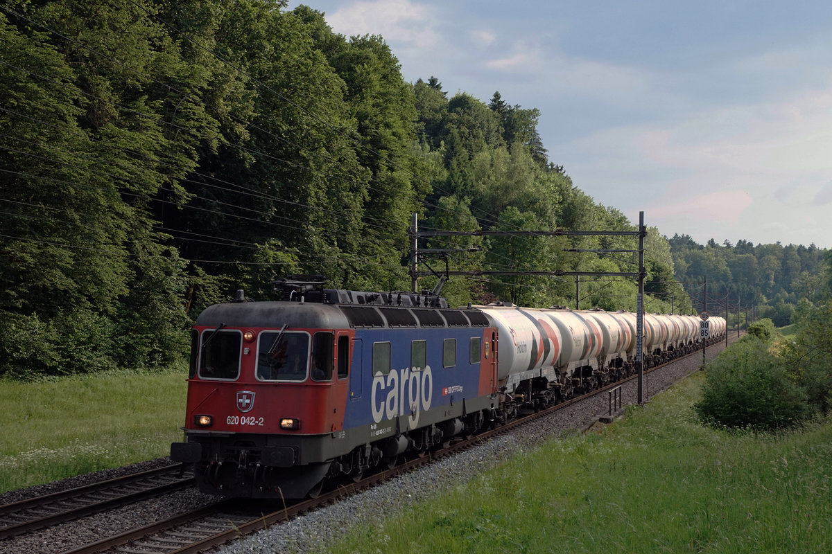 SBB: HOLCIM-Blockzug mit Re 620 042-2  MONTHEY  zwischen Wangen an der Aare und Niederbipp am 29. Mai 2017.
Foto: Walter Ruetsch 
