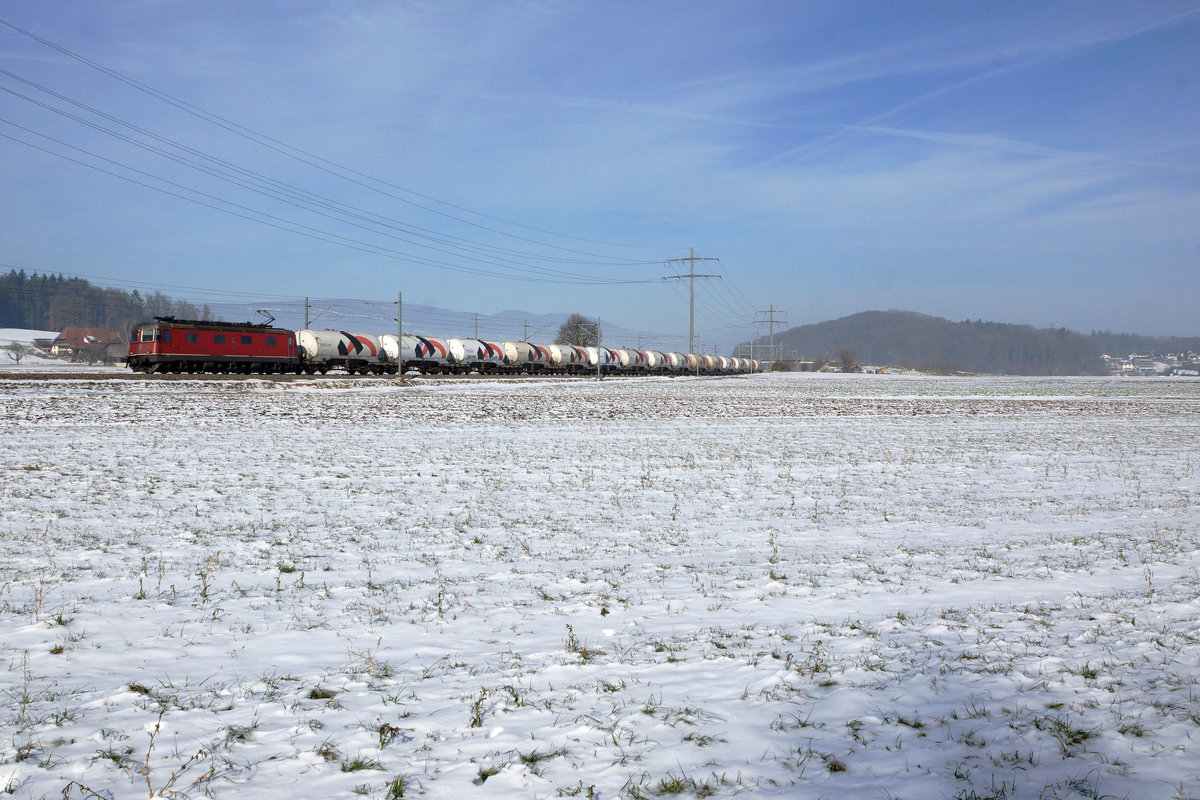 SBB: Holcim-Zug mit der Re 6/6 11634  Aarburg-Oftringen  bei Bettenhausen am 28. Januar 2017.
Wegen dem heutigen Streckenunterbruch Solothurn-Oensingen-Olten könnte es sich hier um eine Güterzugsumleitung über die alte Stammstrecke handeln.
Foto: Walter Ruetsch