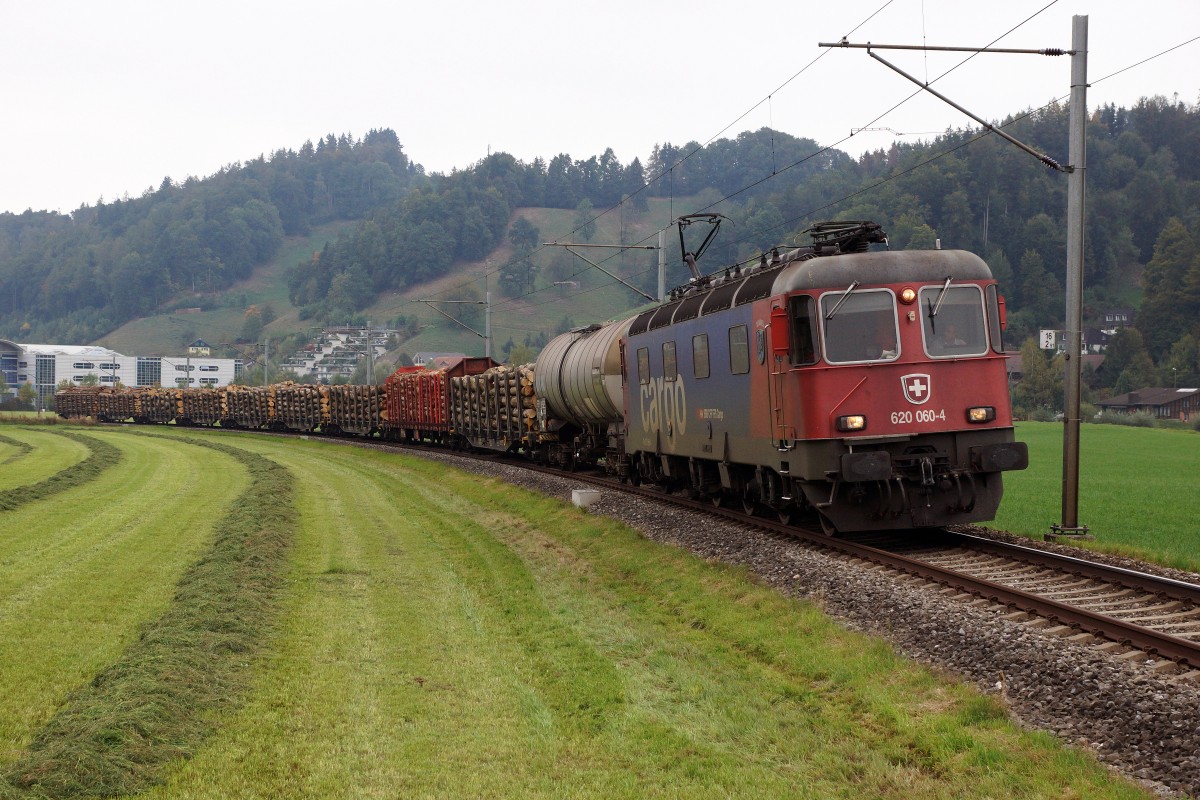 SBB: Holzzug nach Menznau mit der Re 620 060-4  TAVANNES  bei Willisau am 30. September 2015.
Foto: Walter Ruetsch