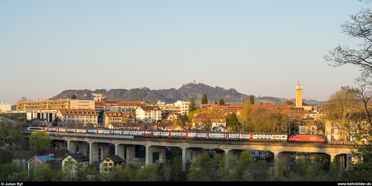 SBB IC 2000 als IC 61 nach Interlaken Ost am 10. April 2020 auf dem Lorraineviadukt in Bern.