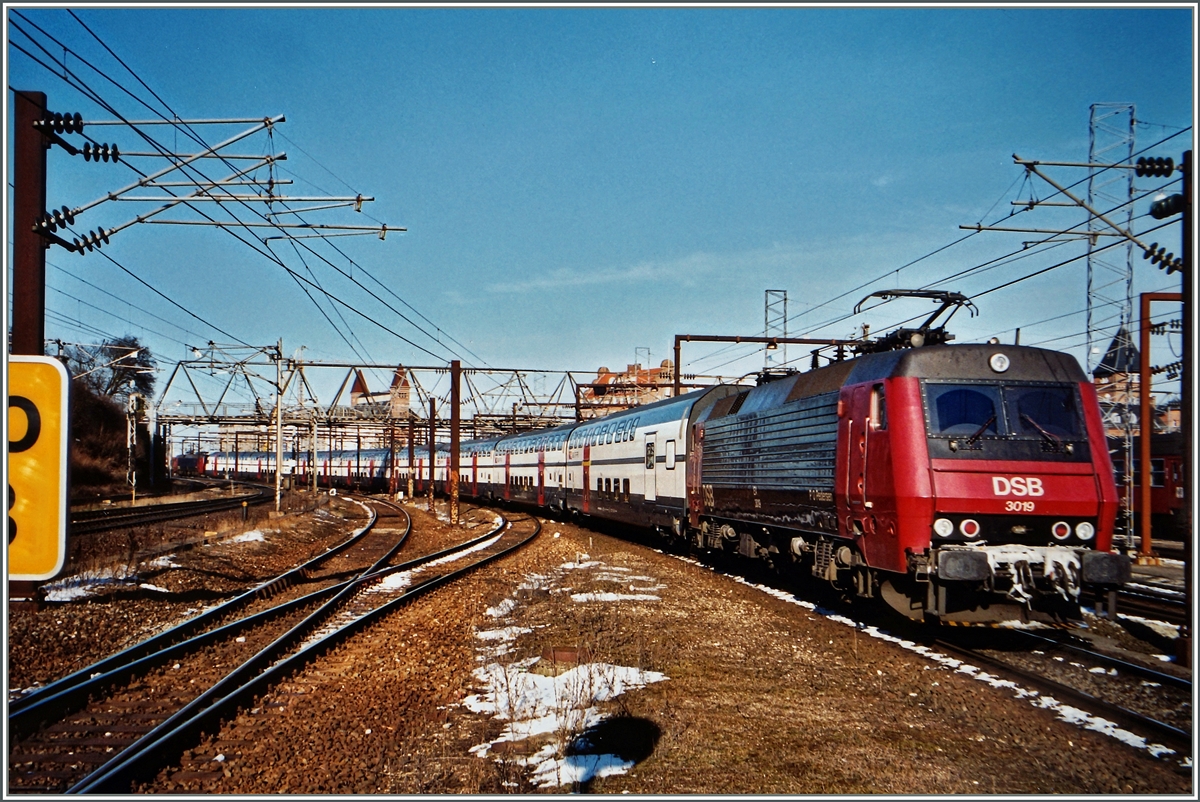 SBB IC 2000 Doppelstockwagen im Sandwich zwischen zwei DSB E-Loks der Reihe EA in Kopenhagen Østerport. Die DSB konnte diese Wagen von der SBB mieten und setzte sie im Großraum Kopenhagen im Berufsverkehr ein. Beim folgenden Link gibt es weitere Infos zum Thema: http://www.sebtus.de/steckbrief_extern_sbb_dd.html 

(Fotografiertes Foto, 1200 px Version)

20. März 2001