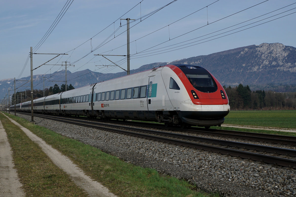 SBB: IC 5 nach St. Gallen bestehend aus einer RABDe 5000 ICN-Doppeltraktion bei Deitingen am 3. April 2018.
Foto: Walter Ruetsch