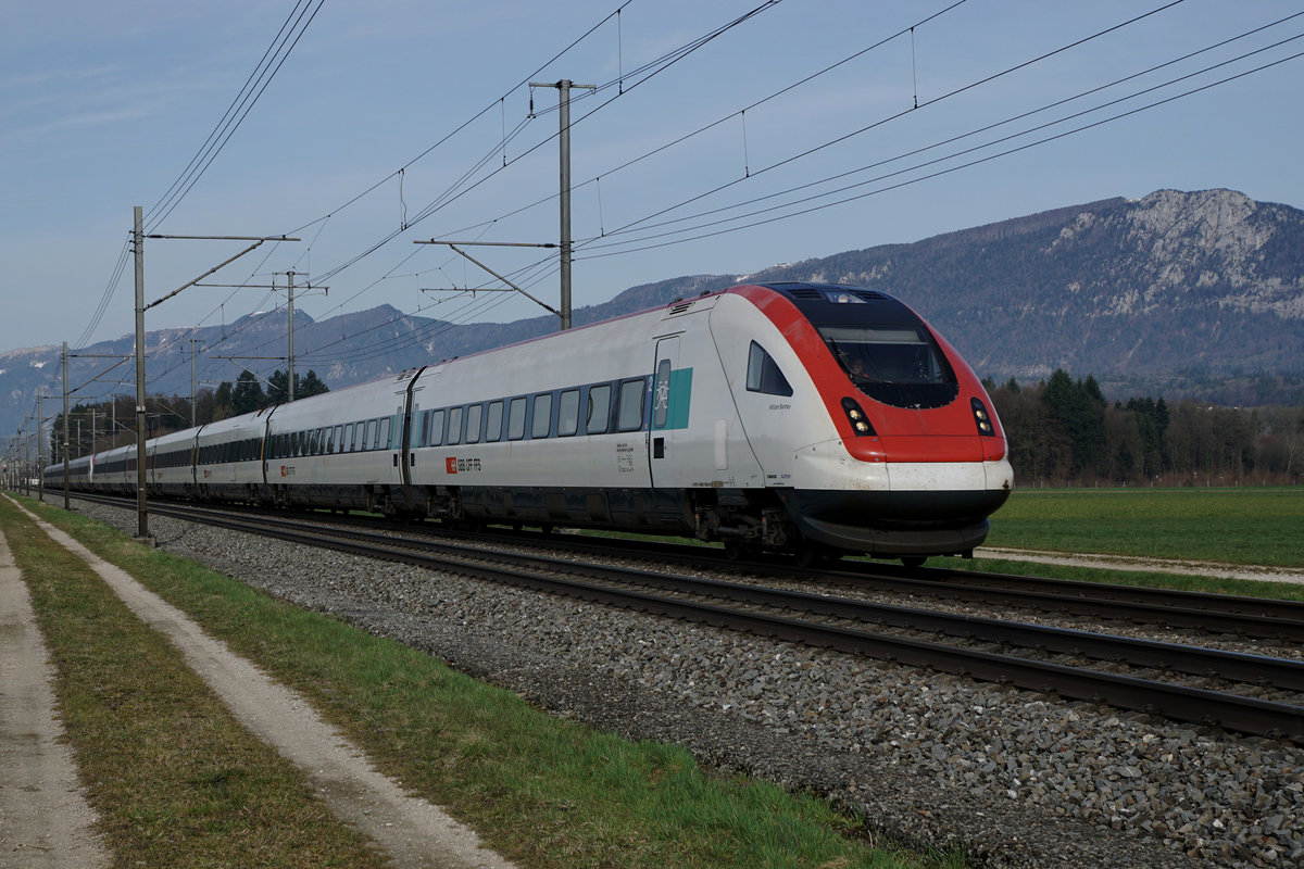 SBB: IC 5 nach St. Gallen bestehend aus einer RABDe 5000 ICN-Doppeltraktion bei Deitingen am 3. April 2018.
Foto: Walter Ruetsch