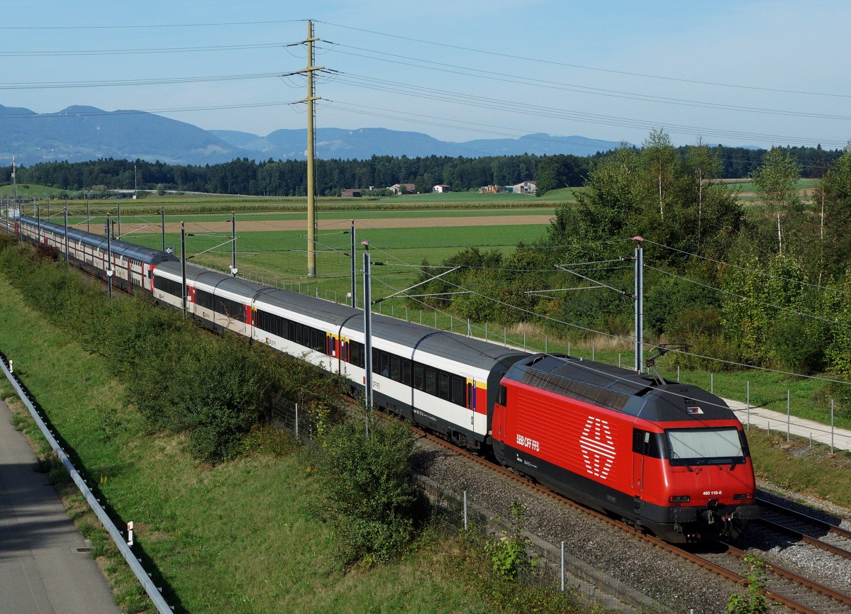 SBB: IC ab Bern mit Dosto- und EW IV-Wagen sowie Re 460-Lokomotiven an beiden Enden zwischen Koppigen und Recherswil auf der Neubaustrecke  BAHN 2000  am 27. August 2015. Am Schluss des Zuges ist die Re 460 460 110-0 eingereiht.
Foto: Walter Ruetsch 