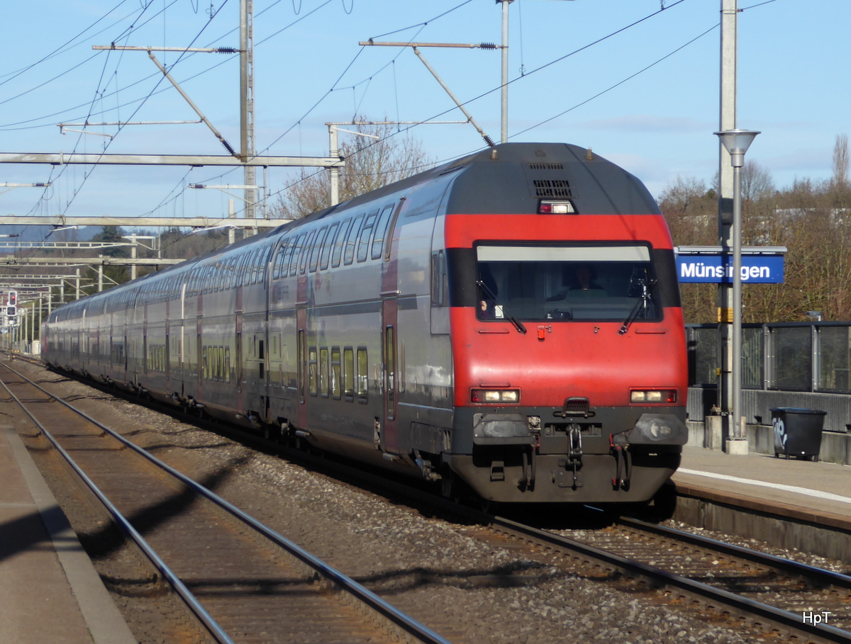 SBB - IC bei der durchfahrt im Bahnhof Münsingen am 24.12.2015