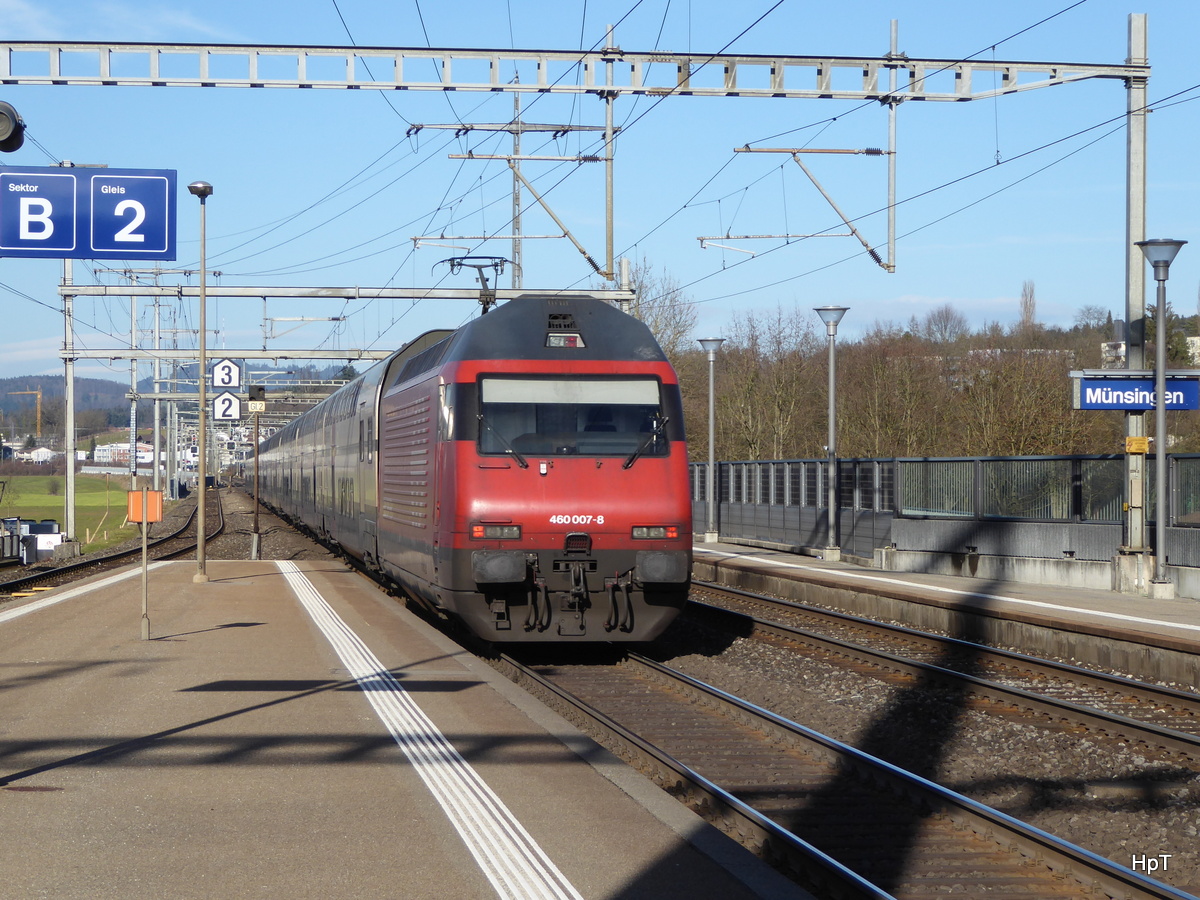 SBB - IC bei der durchfahrt im Bahnhof Münsigen am Schluss dir Lok 460 007-8 am 24.12.2015