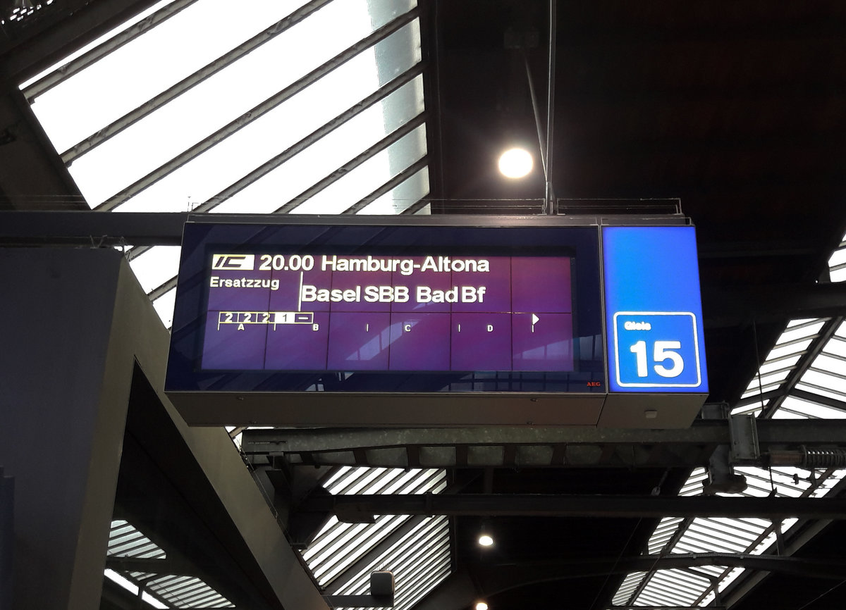 SBB: IC Ersatzzug Basel SBB Badischer Bahnhof - Hamburg Altona mit alten nicht modernisierten Bpm verstärkt. Die Aufnahme entstand in Zürich HB am 30. August 2017 kurz vor der Abfahrt.
Foto: Walter Ruetsch
