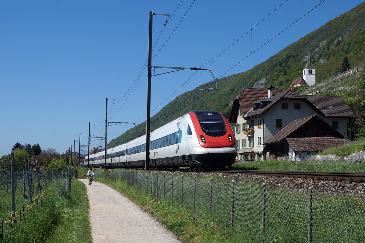 SBB: IC mit RABDe 500 (ICN) auf dem noch eingleisigen Streckenabschnitt unterwegs zwischen Ligerz und Twann am Auffahrtstag den 5. Mai 2016.
Foto: Walter Ruetsch  