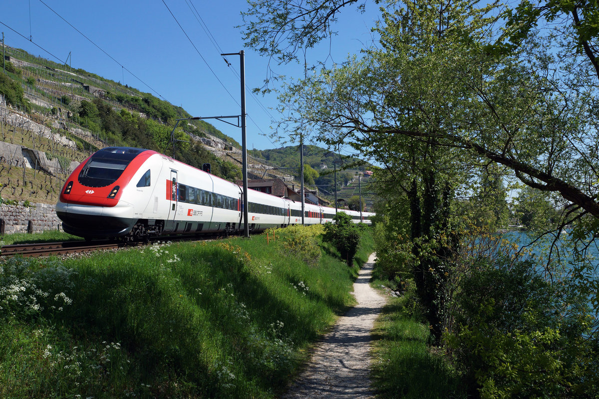 SBB: IC mit RABDe 500 (ICN) auf dem noch eingleisigen Streckenabschnitt unterwegs zwischen Ligerz und Twann am Auffahrtstag den 5. Mai 2016.
Foto: Walter Ruetsch  