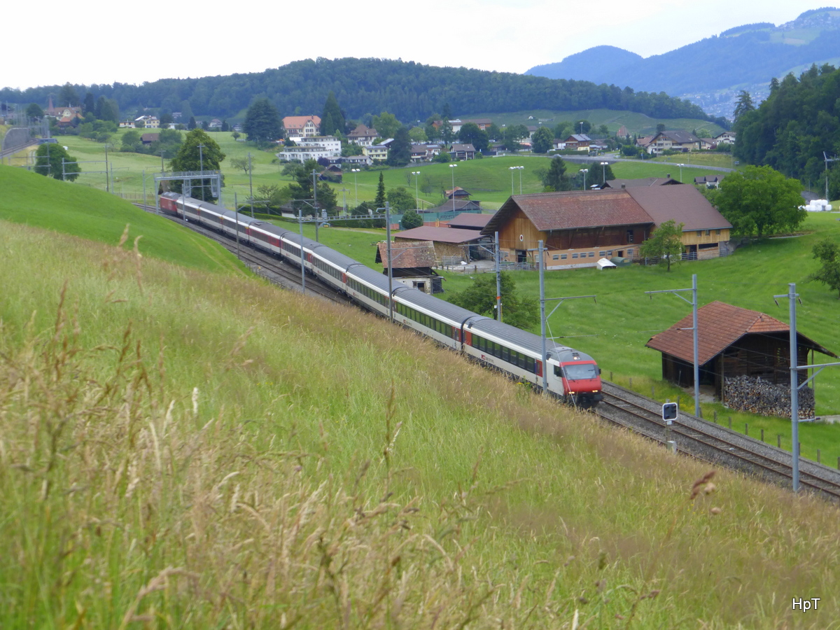 SBB - IC nach Interlaken bei der durchfahrt in Faulensee am 21.06.2015