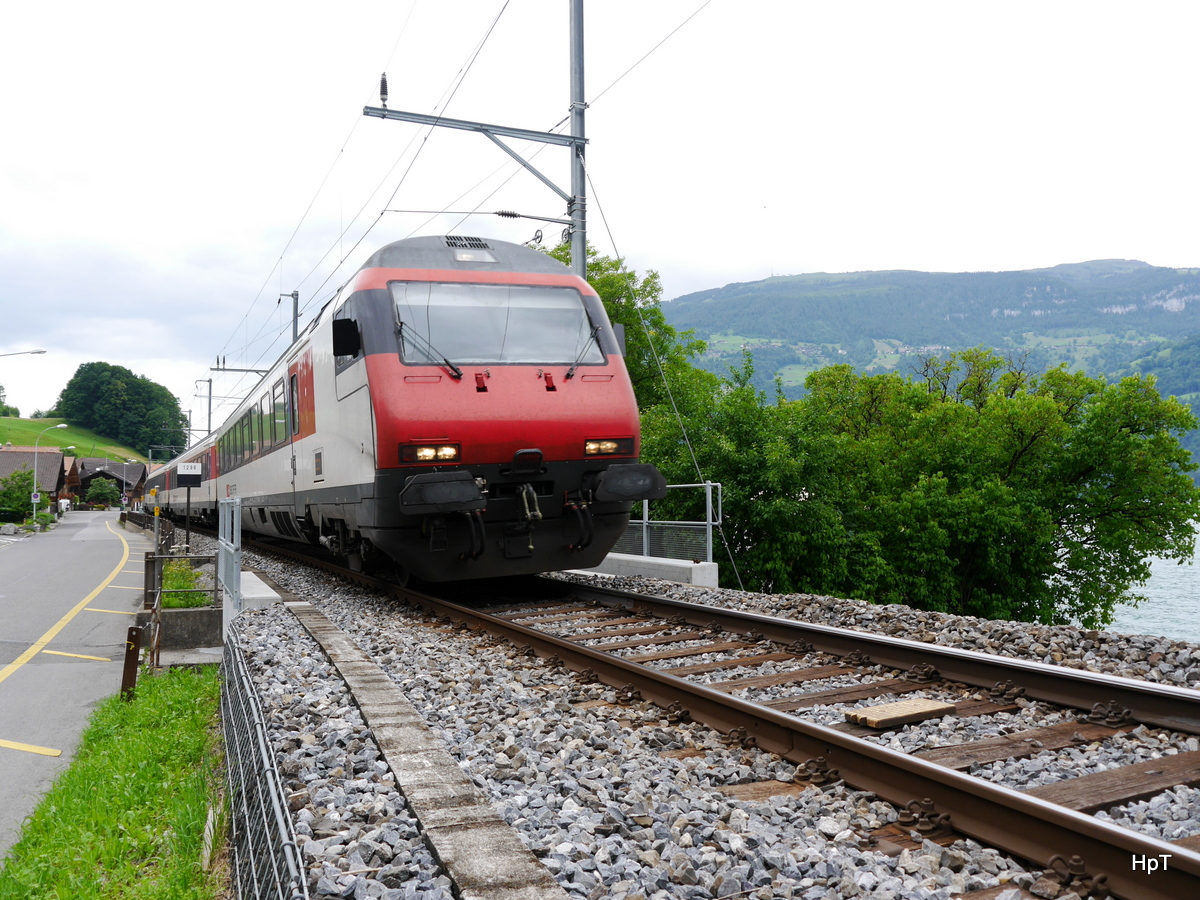 SBB - IC nach Interlaken Ost bei der durchfahrt in Därligen am 21.06.2015