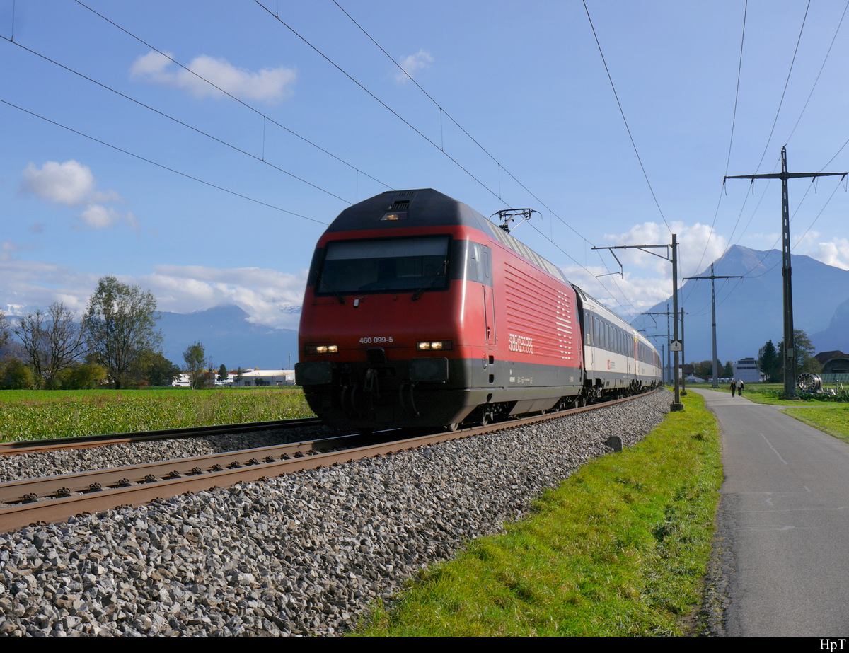SBB- IC unterwegs bei Uttigen in Richtung Bern an der Spitze die 460 099-5 am 24.10.2020