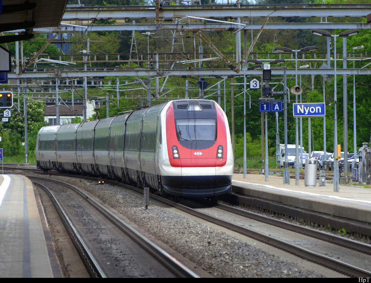 SBB - ICN 500 028-1 bei der durchfahrt im Bahnhof Nyon am 06.05.2022