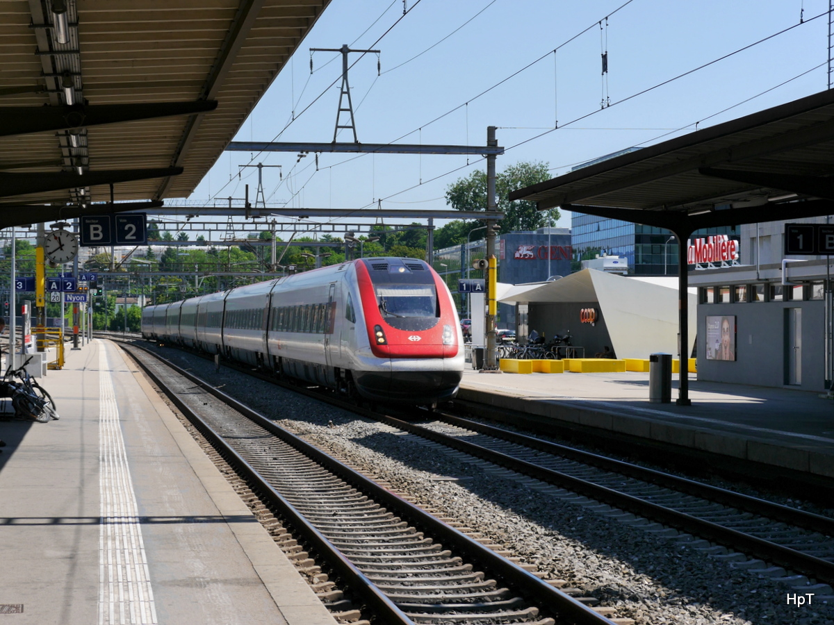SBB - ICN Adolf Wölfi bei der durchfahrt im Bahnhof Nyon am 10.07.2016