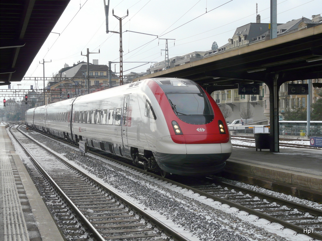SBB - ICN Albert Einstein bei der einfahrt im Bahnhof Neuchâtel am 07.02.2015