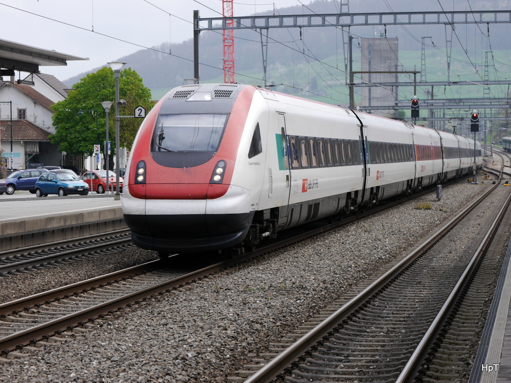 SBB - ICN bei der durchfahrt im Bahnhof von Sissach am 06.04.2014