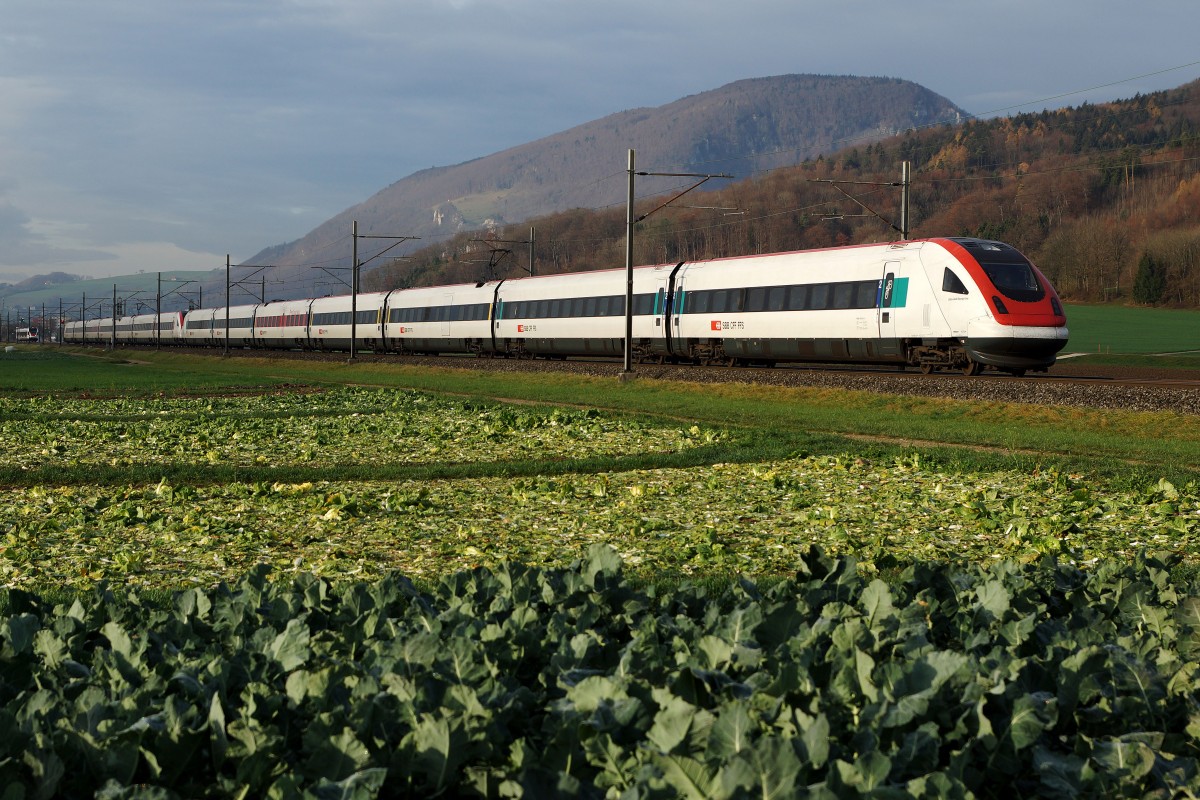 SBB: ICN-Doppeltraktion am 17. November 2015 über Oensingen in die Westschweiz unterwegs anstatt über die Neubaustrecke. Die Begegnung mit einem RE nach Olten wurde kurz vor Oensingen fotografiert.
Foto: Walter Ruetsch 