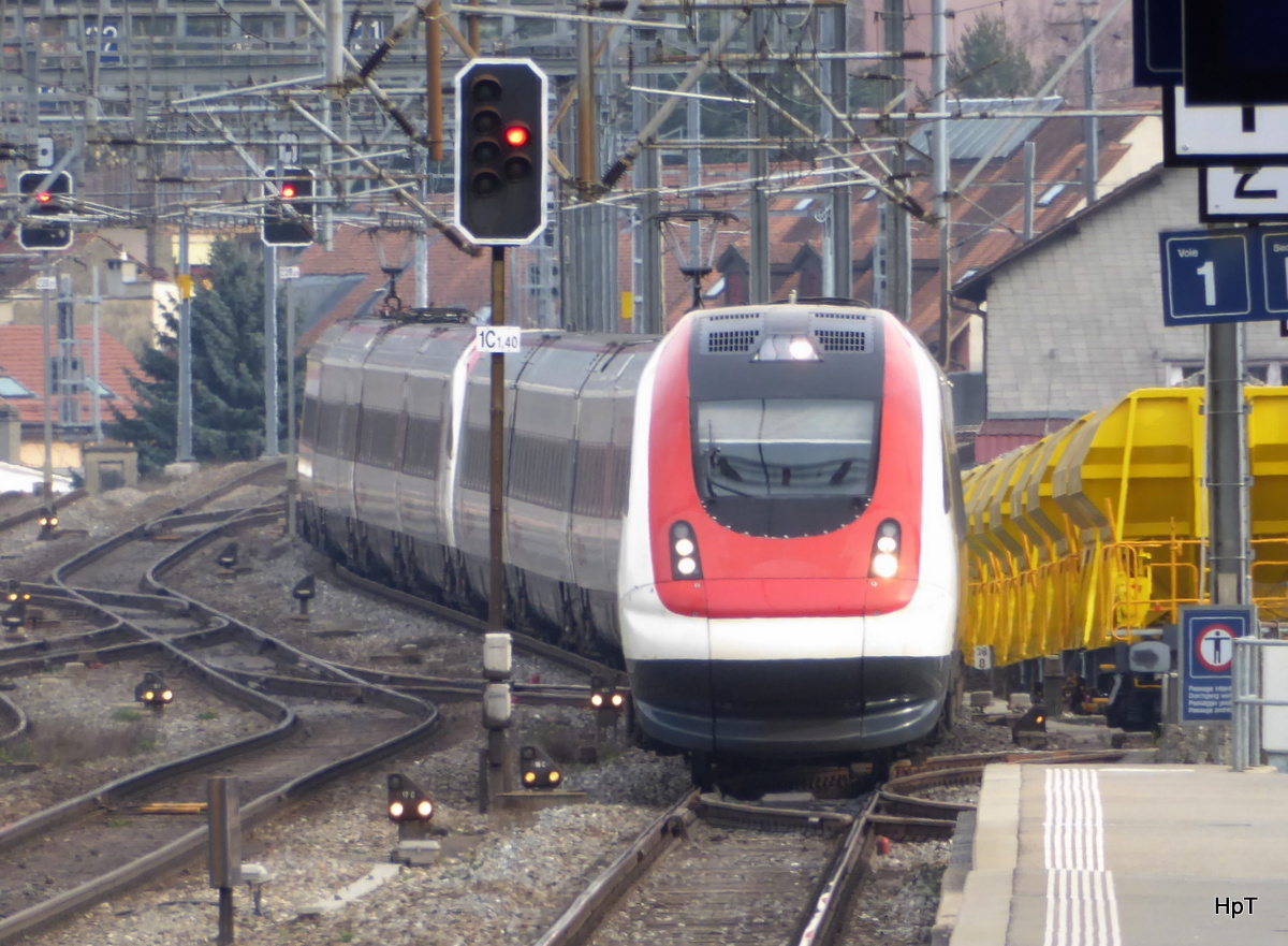 SBB - ICN Grock bei der einfahrt im Bahnhof von Yverdon les Bains am 18.02.2016