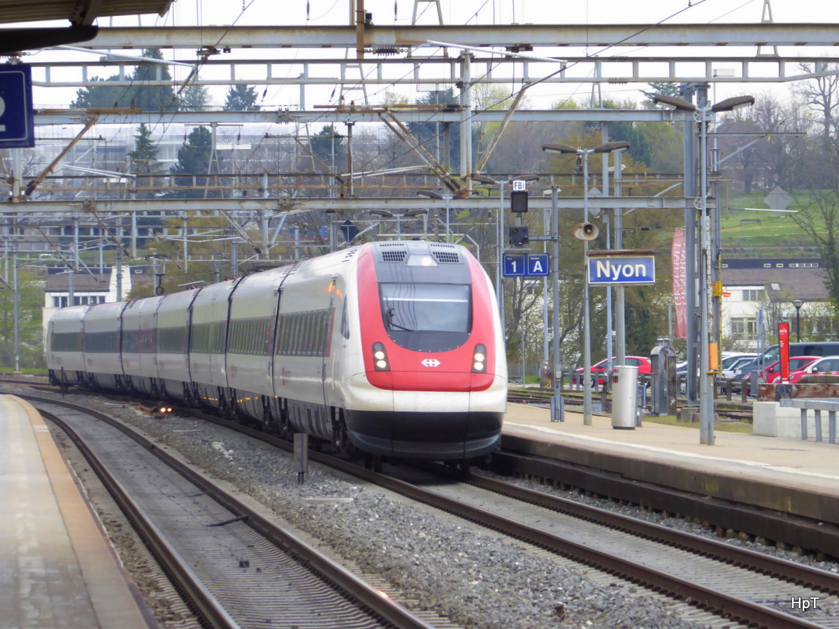 SBB - ICN Johanna Spyri bei der durchfahrt im Bahnhof von Nyon am 09.04.2016