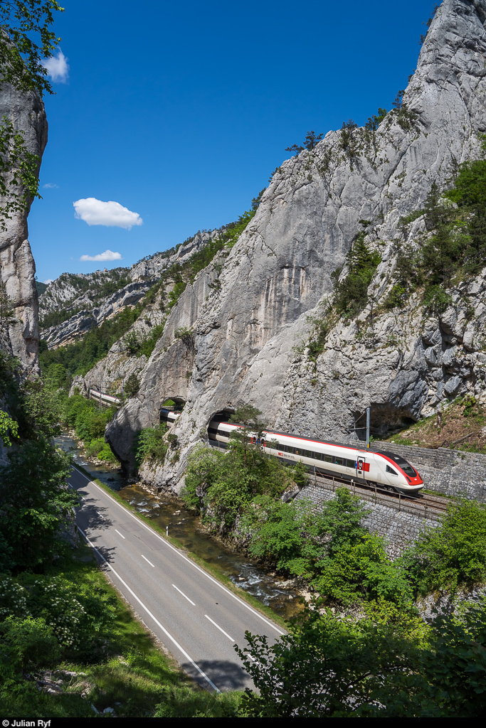 SBB ICN RABDe 500 003  Germaine de Staël  am 30. Mai 2020 als IC51 Biel - Basel zwischen Roches BE und Moutier. Der Zug durchfährt gerade die beiden Tunnel Moutier 3 und 2, ersterer mit 6.8 m Länge der kürzeste Tunnel auf dem Netz der SBB.