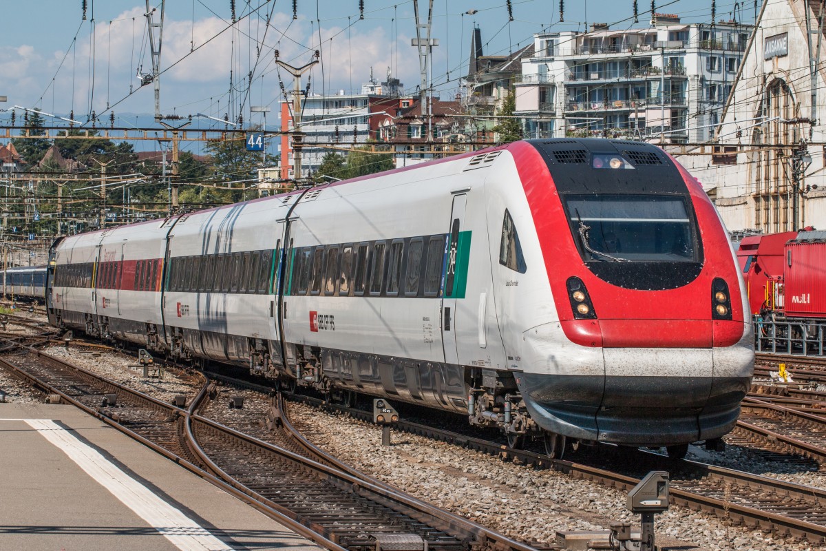 SBB ICN RABDe500 030  Louis Chevrolet  bei der Einfahrt in Lausanne. 30.08.2015
