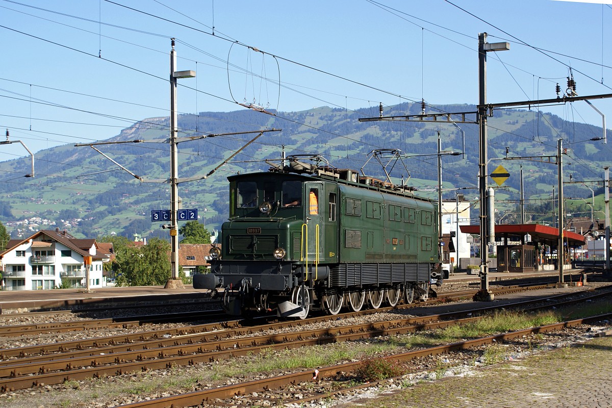 SBB: Im Jahre 2009 war die Ae 4/7 10997 auf der Gotthardstrecke Mendrisio-Airolo oft fr Fhrerstandsfahrten unterwegs. Anlsslich einer solchen Fahrt konnte sie am 4. August 2009 in Schwyz fotografiert werden.
Foto: Walter Ruetsch