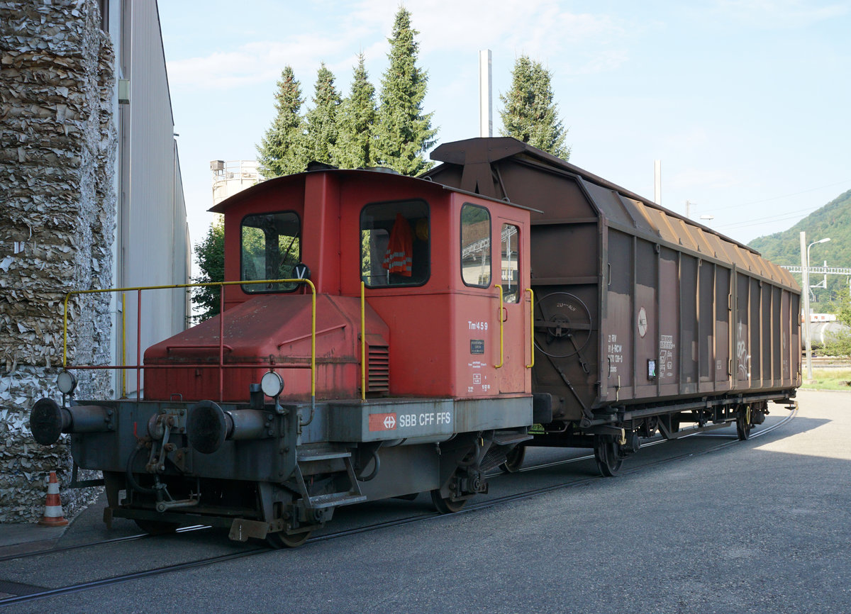 SBB: In den Jahren 1960-1965 wurden die Tm I 407-513 in Betrieb genommen. Sie wurden auf Stationen mit kleinem Verkehrsaufkommen sowie für Randmanöver in Güterbahnhöfen wie La Praille, Romanshorn, Chiasso etc. eingesetzt.
Am 18. Juli 2017 konnte die Betrachtung des Tm I 459 im Einsatz bei einer privaten Firma in Oensingen als eine Rarität bezeichnet werden.
Foto: Walter Ruetsch