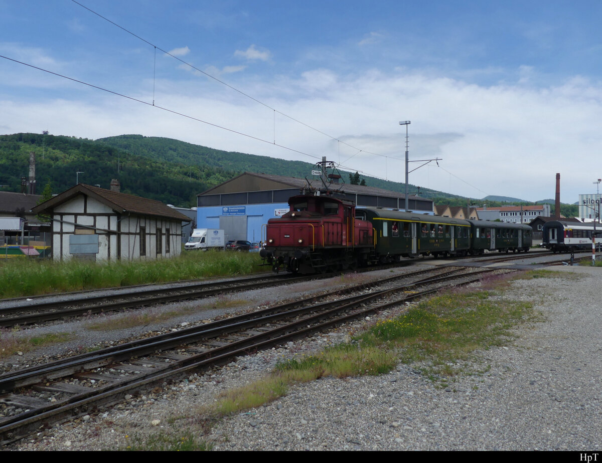 SBB - Infolge Fahrzeugdefekt vom Roten Pfeil ein sehr Kurzfristiger Ersatzzug mit der Ee 3/3 16388 + 2 Personenwagen unterwegs zum Bahnhof Olten am 21.05.2022 ( Der Zug fuhr nur 1 mal bis die Ae 3/5 10217 im Betrieb war und übernommen hat )