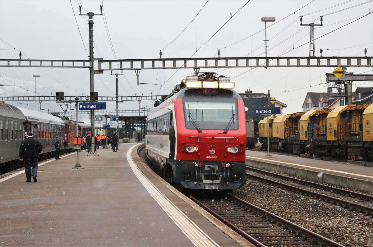 SBB Infrastruktur Diagnose Dienstfahrzeug MERMEC XTmass 99 85 9 60 001-5 bei der Durchfahrt im Bahnhof Erstfeld. 
Links erkennt man noch den Dampfzug aus Nürnberg/Frankfurt nach Locarno, mit der SBB Re 420 325-3 in der Zugsmitte. 
Rechts erkennt man noch einen langen Bauzug, den ich als  Ungetüm  getauft habe.
Es handelte es sich um einen Schienenschleifzug von SPENO INTERNATIONAL SA.

Dienstag, 20. März 2018