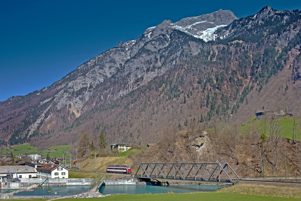 SBB Infrastruktur Diagnose Fahrzeug XTmass 99 85 9 160 001-5 fährt bei Ennenda vorüber.Bild vom 9.4.2015