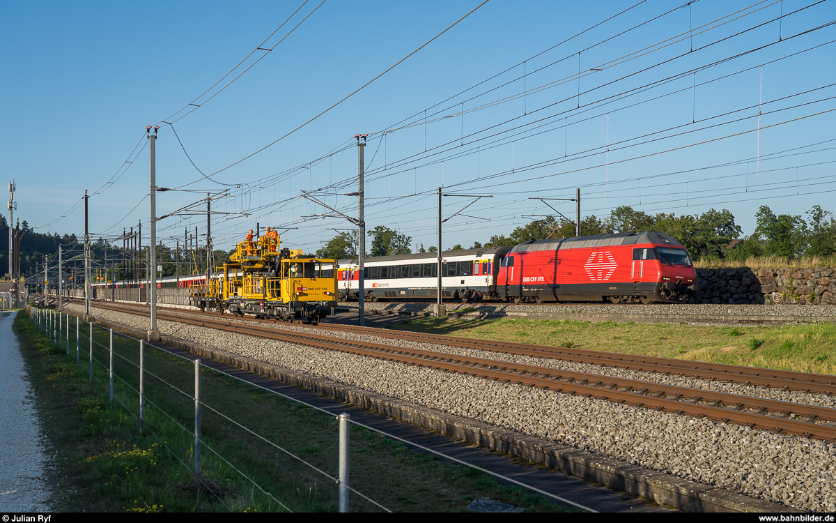 SBB Infrastruktur Tm 234 058 (nicht im Bild) und XTmass 236 055 sind am 29. Juli 2020 bei Kaltenherberg mit Fahrleitungs-Reparaturarbeiten auf der Neubaustrecke beschäftigt. Auf der Stammstrecke im Hintergrund fährt Re 460 067 mit dem umgeleiteten IC 61 983 vorbei.
