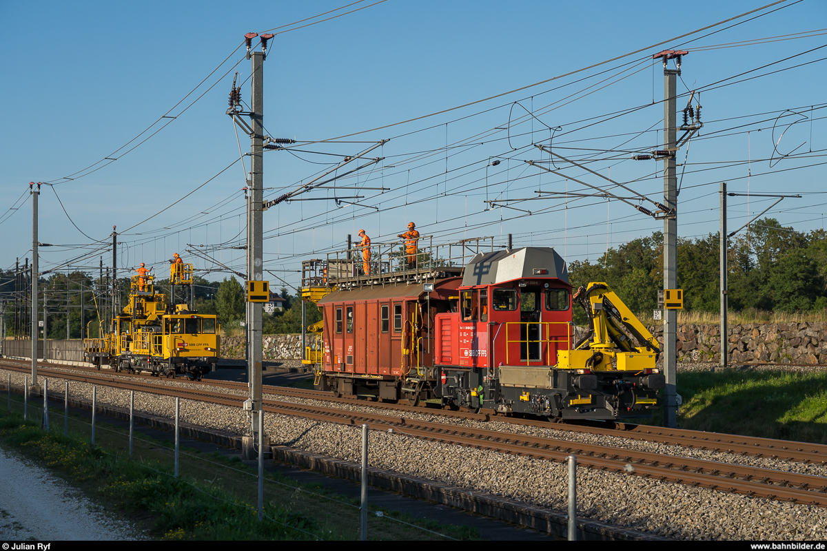 SBB Infrastruktur Tm 234 058 und XTmass 236 055 sind am 29. Juli 2020 bei Kaltenherberg mit Fahrleitungs-Reparaturarbeiten auf der Neubaustrecke beschäftigt. Die Fahrleitung wurde am Mittag durch einen Personenzug beschädigt, die Strecke war daraufhin bis am Abend unterbrochen.